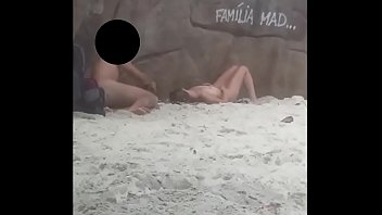 Batendo punheta em frente a casal em praia de nudismo