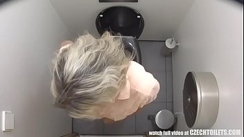 Must-watch what girls do in the bathroom Daporn