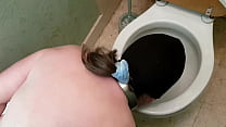 Esclave F humiliation dans les WC, esclave pissotière et nettoyeuse